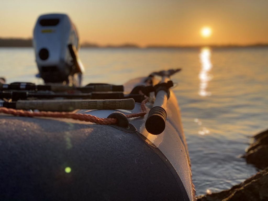 Mrazivý východ slnka na vodnej nádrži